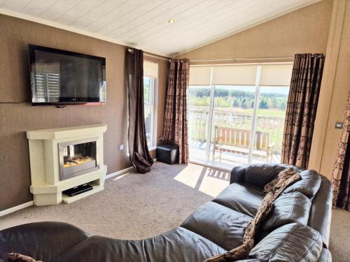 Benarty 11 with Private Hot Tub - Fife - Loch Leven - Lomond Hills - Pet Friendly in Bowershall