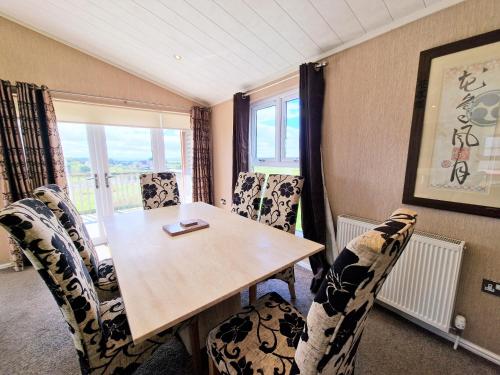 Benarty 11 with Private Hot Tub - Fife - Loch Leven - Lomond Hills - Pet Friendly in Bowershall