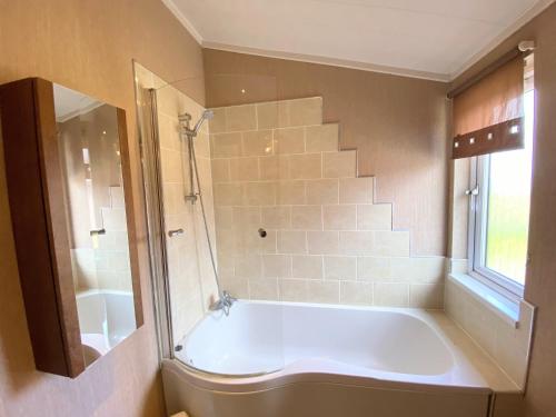 Benarty 11 with Private Hot Tub - Fife - Loch Leven - Lomond Hills - Pet Friendly in Bowershall