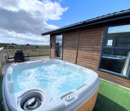 Benarty 11 with Private Hot Tub - Fife - Loch Leven - Lomond Hills - Pet Friendly