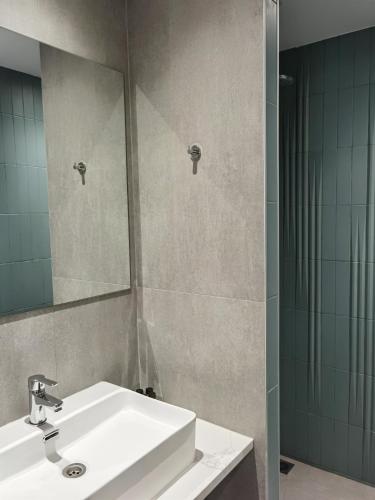 Z Hotel - image 4
