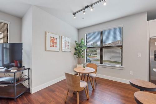 Luxury 1 BR in the heart of Sugar Land w Pool in Sugar Land, USA