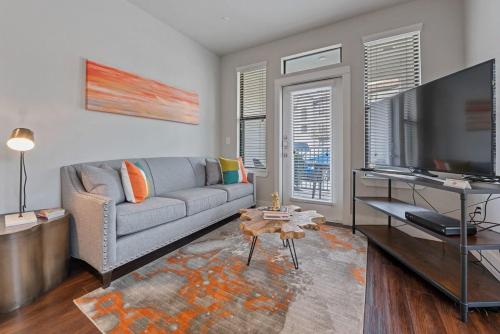 Luxury 1 BR in the heart of Sugar Land w Pool in Sugar Land, USA
