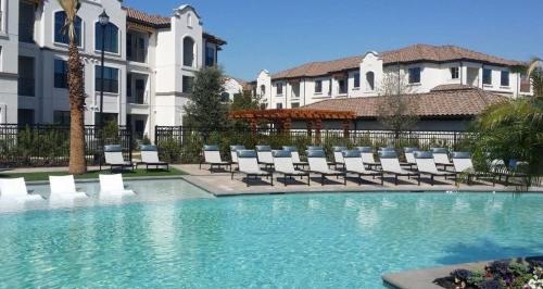 Luxury 1 BR in the heart of Sugar Land w Pool in Sugar Land, USA