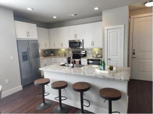 Luxury 1 BR in the heart of Sugar Land w Pool in Sugar Land, USA