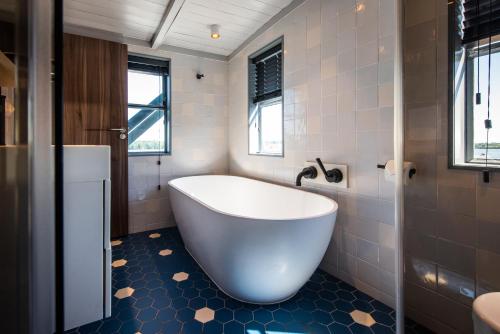 The Yays - Crane Apartment - image 8