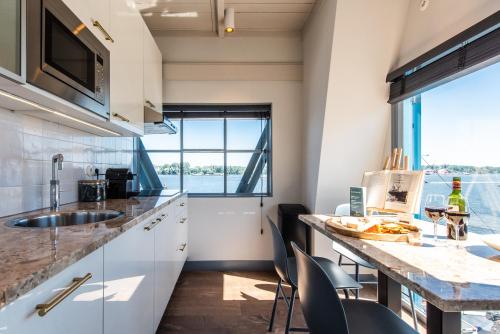 The Yays - Crane Apartment - image 3
