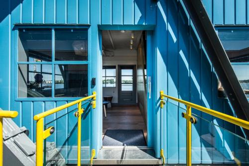 The Yays - Crane Apartment - image 4