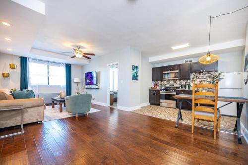 Downtown ! King bed 24 concierge! Onsite Parking LM903 in Atlanta, USA
