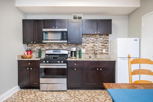Downtown ! King bed 24 concierge! Onsite Parking LM903 detail