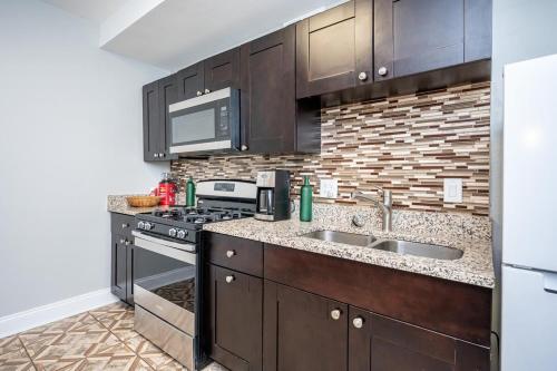 Downtown ! King bed 24 concierge! Onsite Parking LM903 detail