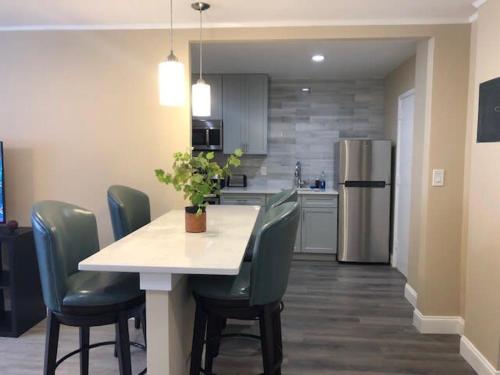 Downtown Atlanta Condo! Onsite Parking! LM908 thumb 3