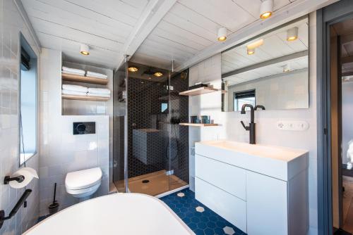 The Yays - Crane Apartment - image 2