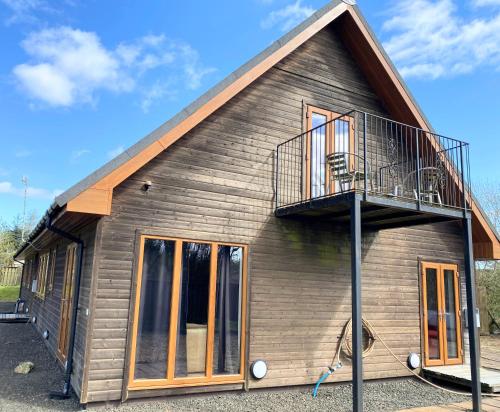 Lbtie Lodge with Two Private Hot Tubs - Fife - Loch Leven - Lomond Hills in Bowershall