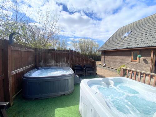 Lbtie Lodge with Two Private Hot Tubs - Fife - Loch Leven - Lomond Hills in Bowershall