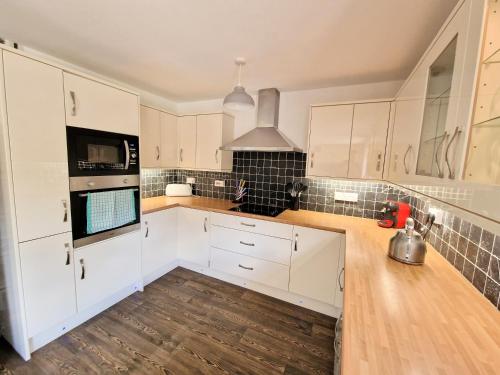 Lbtie Lodge with Two Private Hot Tubs - Fife - Loch Leven - Lomond Hills in Bowershall