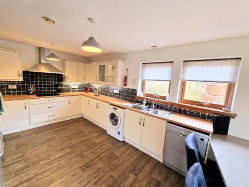 Lbtie Lodge with Two Private Hot Tubs - Fife - Loch Leven - Lomond Hills in Bowershall