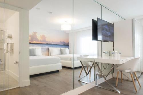 Deluxe Double Room with Two Queen Beds image 3