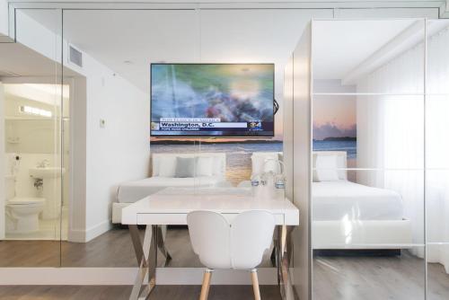 Deluxe Double Room with Two Queen Beds image 2