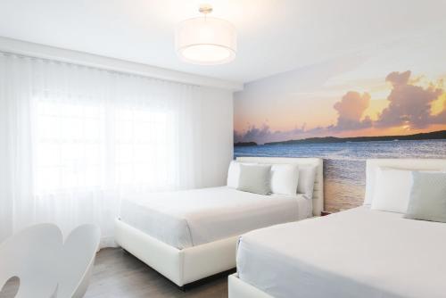 Deluxe Double Room with Two Queen Beds image 5