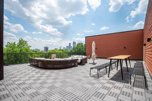 Downtown New-Built Roof-top balcony City View 525Pkwy502 in Atlanta, USA