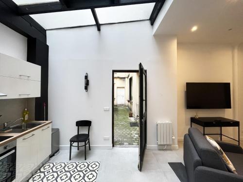 Urban Flat 08 - The Panoramic Flat in Paris - image 2