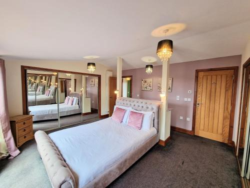 Torridon 1 with Private Hot Tub - Fife - Loch Leven - Lomond Hills- Pet Friendly in Bowershall