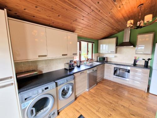 Torridon 1 with Private Hot Tub - Fife - Loch Leven - Lomond Hills- Pet Friendly in Bowershall