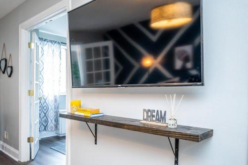 Heart Downtown 2BD Onsite Parking Condo City View! LM401 in Atlanta, USA