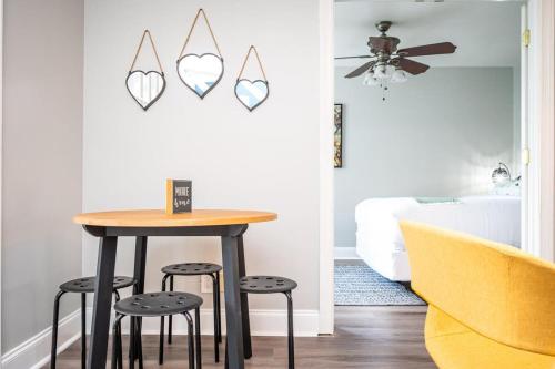 Heart Downtown 2BD Onsite Parking Condo City View! LM401 in Atlanta, USA