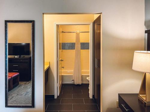 Hotel Room Kitchen Free parking Washer&Dryer Gym Relux Studio Group 1 in Houston, USA