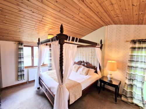 Lomond 3 with Private Hot Tub - Fife - Loch Leven - Lomond Hills -Pet Friendly - Chalet - Kelty