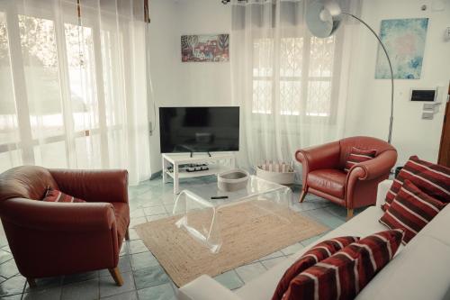  HAPPY Villa in the WOODS with Pool, Lake, and SEA View in Bella Farnia