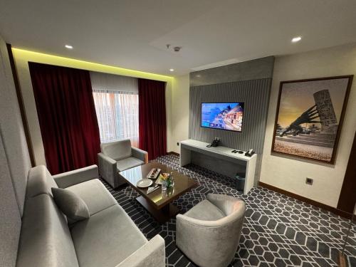 1 queen bed, 1 sofa bed