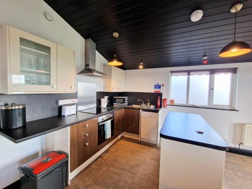 Ochil 9 with Private Hot Tub - Fife - Loch Leven - Lomond Hills - Pet Friendly in Bowershall