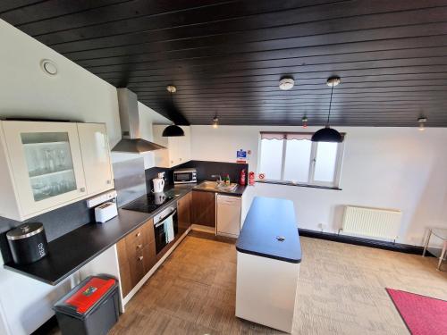 Ochil 9 with Private Hot Tub - Fife - Loch Leven - Lomond Hills - Pet Friendly in Bowershall
