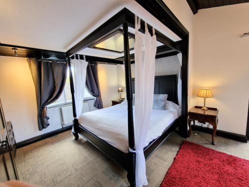 Ochil 9 with Private Hot Tub - Fife - Loch Leven - Lomond Hills - Pet Friendly in Bowershall