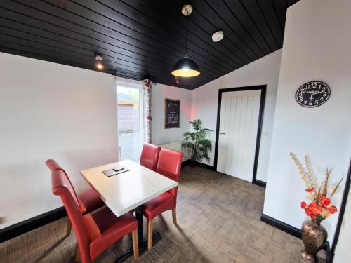 Ochil 9 with Private Hot Tub - Fife - Loch Leven - Lomond Hills - Pet Friendly in Bowershall