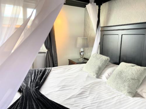 Ochil 9 with Private Hot Tub - Fife - Loch Leven - Lomond Hills - Pet Friendly in Bowershall