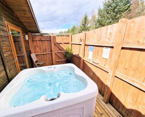 Ochil 9 with Private Hot Tub - Fife - Loch Leven - Lomond Hills - Pet Friendly in Bowershall