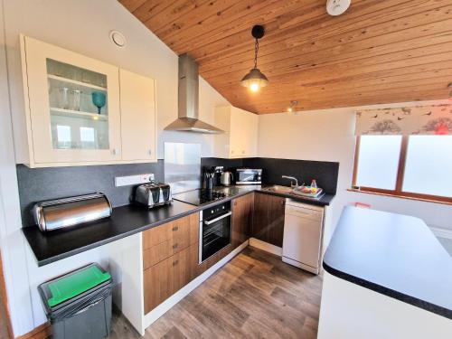 Ochil 8 with Private Hot Tub - Fife - Loch Leven - Lomond Hills in Bowershall