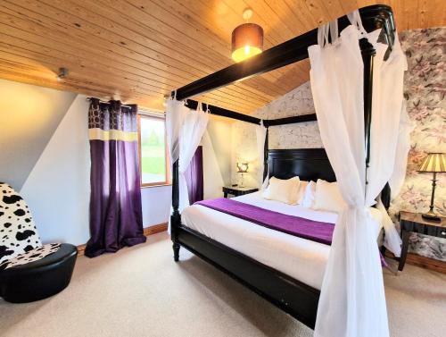 Ochil 8 with Private Hot Tub - Fife - Loch Leven - Lomond Hills in Bowershall