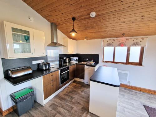 Ochil 8 with Private Hot Tub - Fife - Loch Leven - Lomond Hills in Bowershall