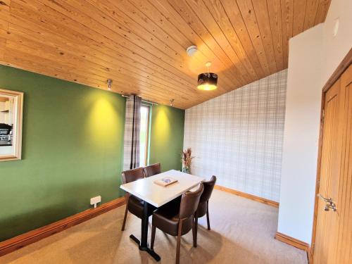 Ochil 8 with Private Hot Tub - Fife - Loch Leven - Lomond Hills in Bowershall