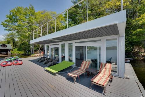 Mirror Mirror Fabulous newly renovated 8 bedroom Muskoka cottage