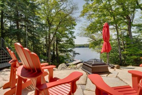 Mirror Mirror Fabulous newly renovated 8 bedroom Muskoka cottage