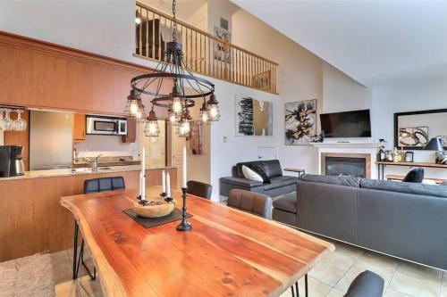 . Chalet Saint-Sauveur with heated pool during Summer and Ski in Ski out!