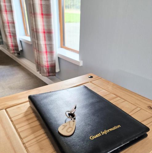 Ochil 10 with Private Hot Tub - Fife - Loch Leven - Lomond Hills in Bowershall