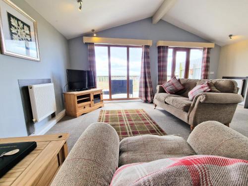 Ochil 10 with Private Hot Tub - Fife - Loch Leven - Lomond Hills in Bowershall