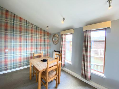 Ochil 10 with Private Hot Tub - Fife - Loch Leven - Lomond Hills in Bowershall